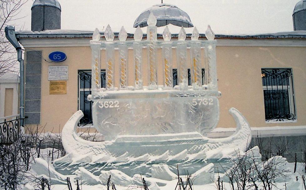 חנוכייה מקרח בסיביר ()