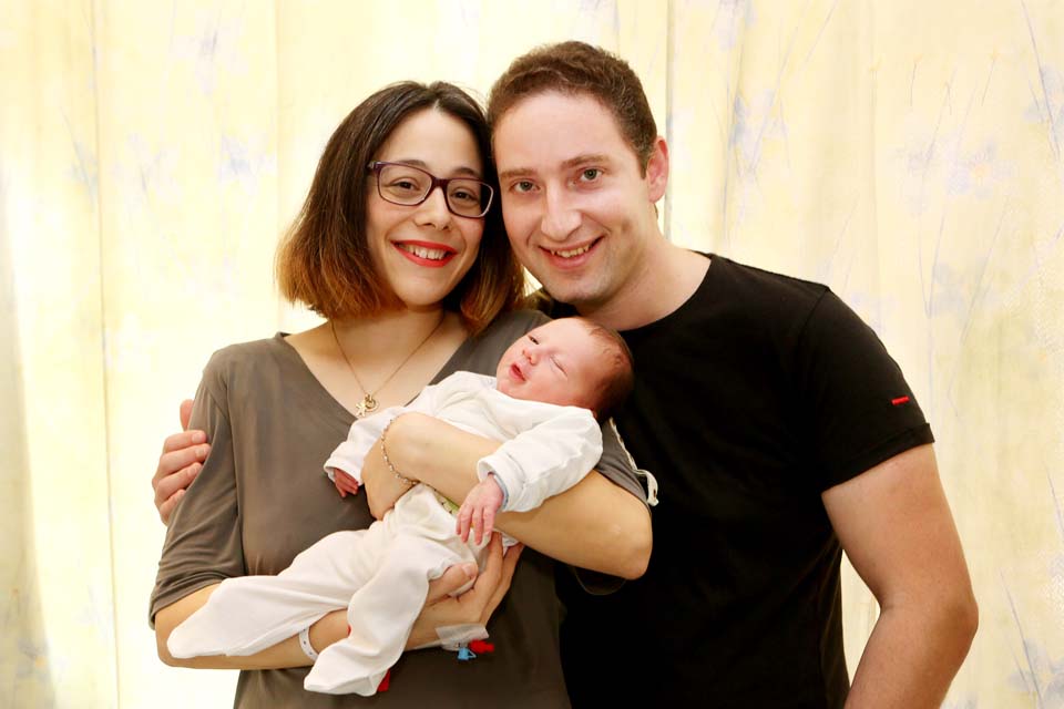 Сигаль, ее муж и новорожденный. Фото: Петр Флитер ("Рамбам")