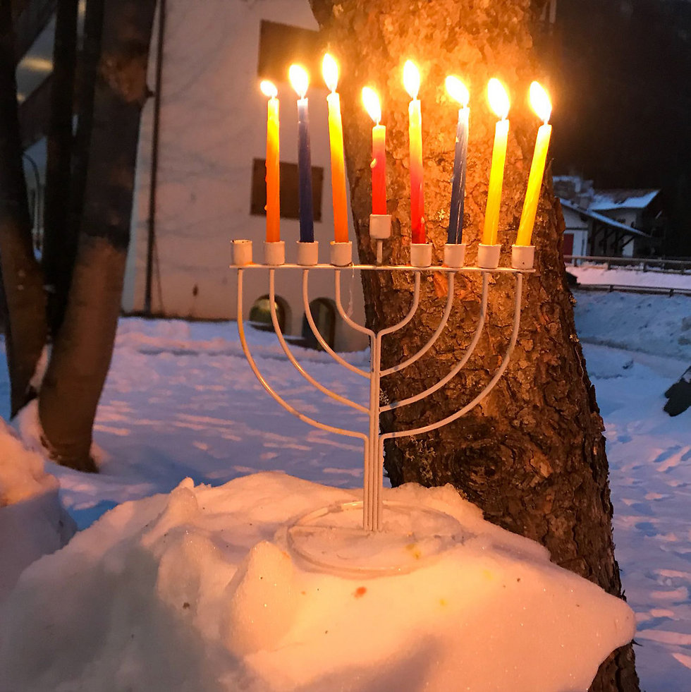 מדליקים נרות יחד. חנוכייה בשלג (צילום: טל לוין) (צילום: טל לוין)