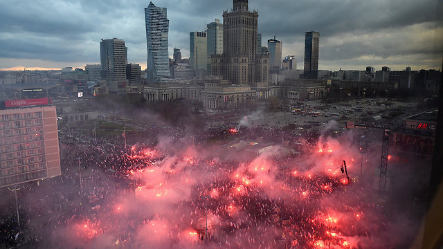לאומנים צועדים ביום העצמאות של פולין בקריאה "אנחנו רוצים את אלוהים". ורשה (צילום: EPA) (צילום: EPA)