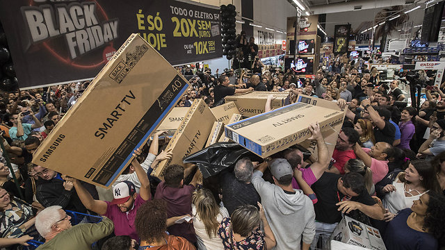 ברזילאים מסתערים על טלוויזיות ב"בלק פריידיי" בסאו פאולו (צילום: EPA) (צילום: EPA)