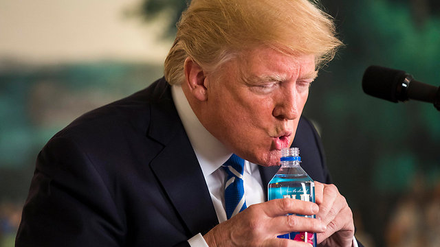 הפסקת שתייה. נשיא ארה"ב טראמפ קוטע לרגע נאום (צילום: EPA) (צילום: EPA)