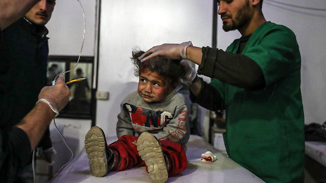 ילדה מקבלת טיפול רפואי אחרי הפצצה בדומא, בפרברי דמשק, סוריה (צילום: EPA) (צילום: EPA)