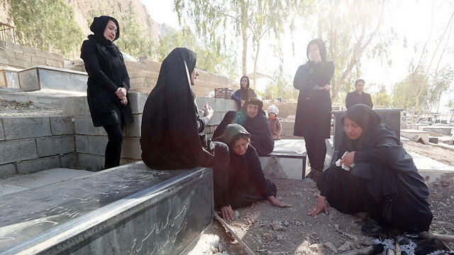 אם בוכייה על קבר בנה, שנהרג ברעש האדמה החזק באיראן בנובמבר (צילום: EPA) (צילום: EPA)