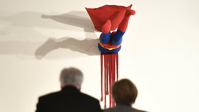 מי כאן סופרמן? קנצלרית גרמניה אנגלה מרקל ומושל בוואריה מסיירים בתערוכת אומנות במהלך המשא ומתן הקואליציוני (צילום: EPA) (צילום: EPA)