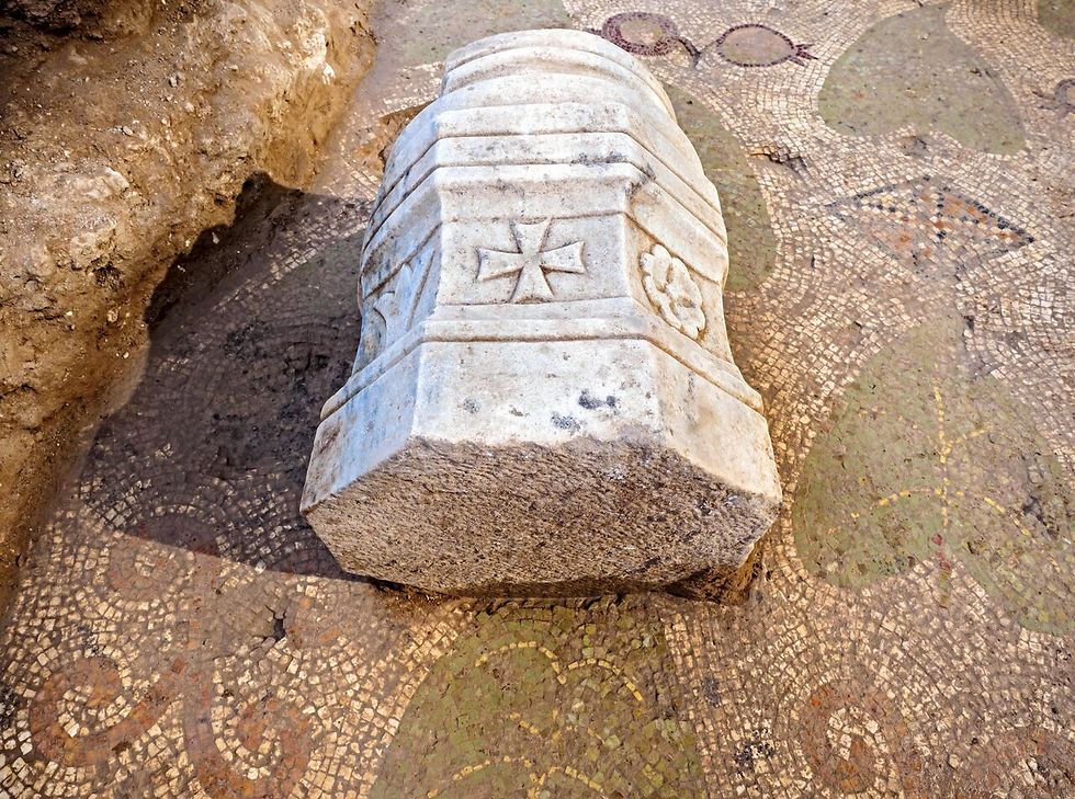 Фрагмент колонны с крестом. Фото: Асаф Перец, Управление древностей
