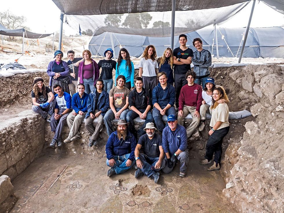 Археологи и их помощники. Фото: Асаф Перец