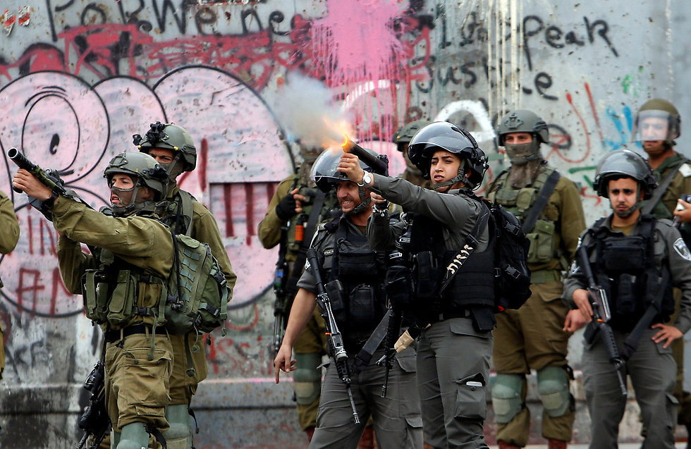 Israeli security forces operating in Qalandiya (צילום: רויטרס)