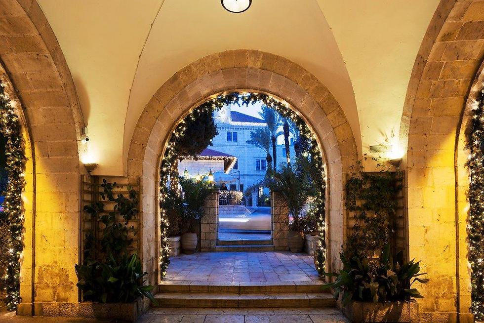 נורות וקישוטי חג מכל פינה: הכניסה למלון (צילום: מיקלה בורסטו-עוזיאל) (צילום: מיקלה בורסטו-עוזיאל)