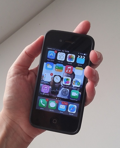 אייפון 4 כבר לא יכול לעבוד כמו בעבר (צילום: רפאלה גויכמן)