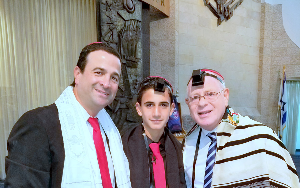 הרב רויזמן עם האב ד"ר גלן קפלן וזק (יהודה) חתן בר המצווה ()