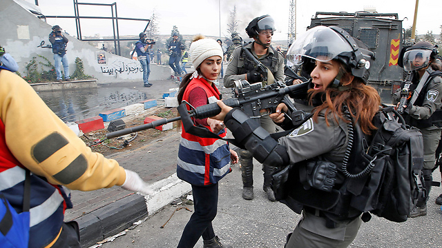 עימותים ליד בית אל. כוחות מג"ב הדפו מפגינים  (צילום: AFP) (צילום: AFP)