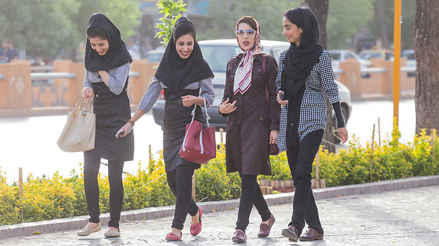 איראן נאבקת כבר עשורים בהשפעת התרבות המערבית על הצעירים (צילום: shutterstock) (צילום: shutterstock)
