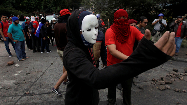 מפגינים ברחובות בירת הונדורס (צילום: רויטרס) (צילום: רויטרס)