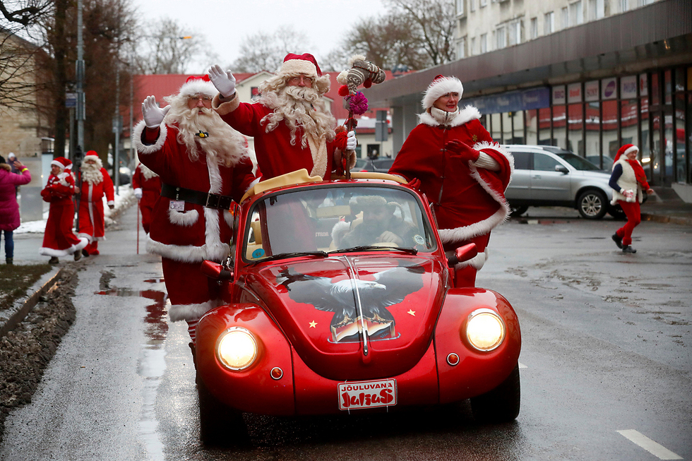 סנטה קלאוס מסייר ברחובות רקוורה, אסטוניה (צילום: רויטרס) (צילום: רויטרס)