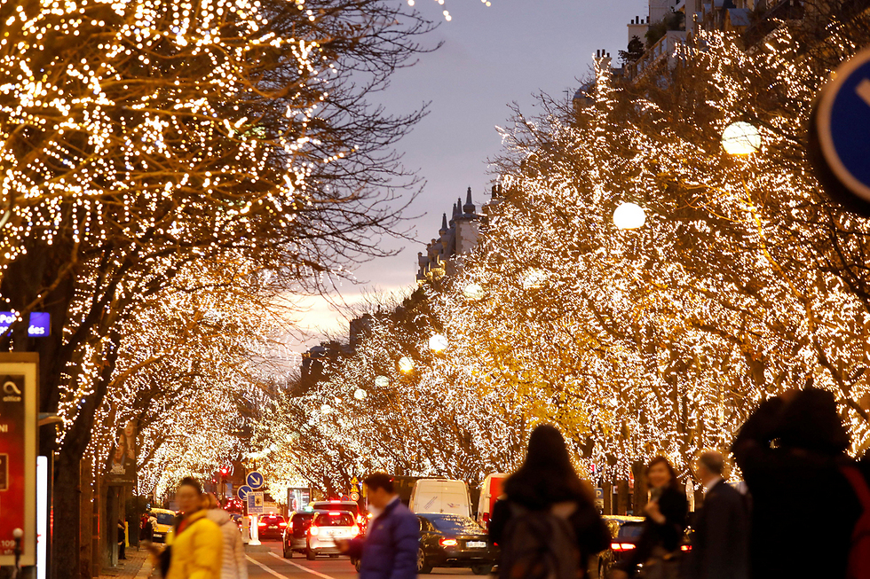 קישוטי החג בעיר האורות פריז (צילום: רויטרס) (צילום: רויטרס)
