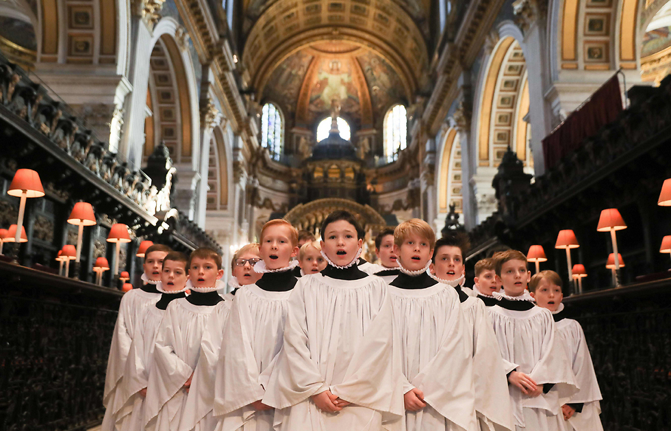 נערי מקהלה עורכים חזרות לחג המולד בקתדרלת סנט פול בלונדון (צילום: AFP) (צילום: AFP)
