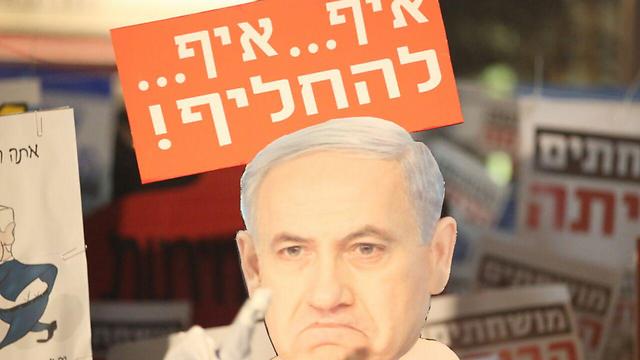 "Заменить!". Демонстрация в Тель-Авиве. Фото: Моти Кимхи