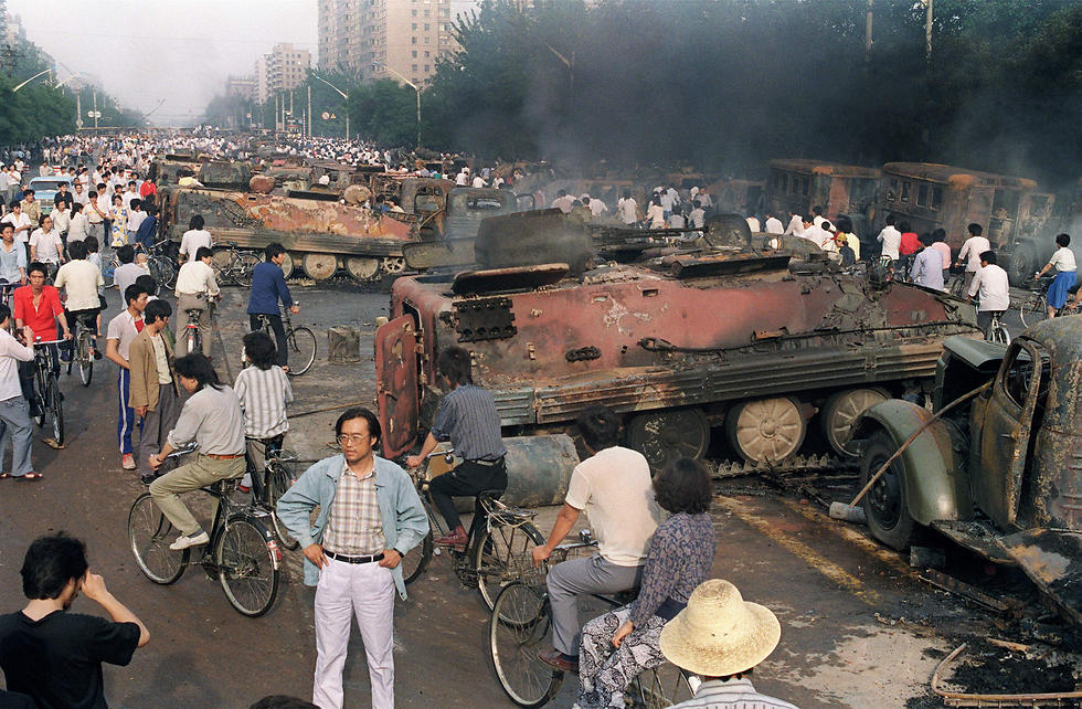 אזרחים מגיעים לאזור המהומות לאחר הטבח (צילום: AFP) (צילום: AFP)
