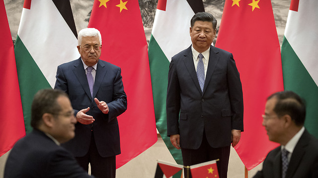 Presidet Abbas with Chinese President Xi Jinping (Photo: EPA)