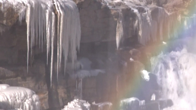הקשת והקרח במפל הוקאו (צילום: הטלוויזיה המרכזית של סין (CCTV)) (צילום: הטלוויזיה המרכזית של סין (CCTV))