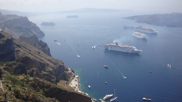 ספינות קרוז סמוך לאי היווני סנטוריני (צילום: יוסף ג'קסון (ג'קסי)) (צילום: יוסף ג'קסון (ג'קסי))