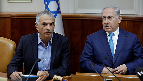 Minister Kahlon (L) and PM Netanyahu (Photo: Reuters)