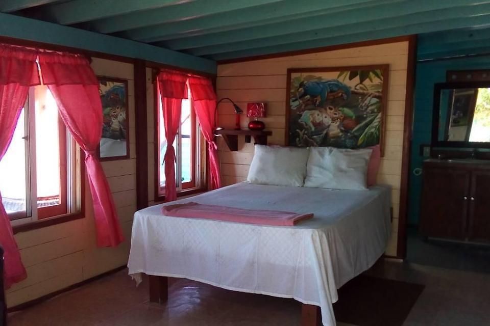 אחד משלושת חדרי השינה במקום (צילום: Airbnb)