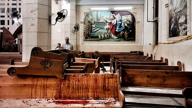 טבח בכנסייה קופטית במצרים באפריל השנה. תפילות ופחדים בקהיר (צילום: AP) (צילום: AP)