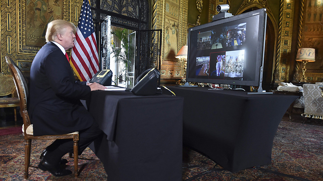 נשיא ארה"ב טראמפ מברך חיילים אמריקנים בשיחת וידאו (צילום: AFP) (צילום: AFP)