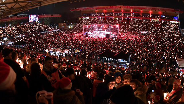 עשרות אלפים בערב שירה לחג באצטדיון של "אוניון ברלין" בגרמניה (צילום: AP) (צילום: AP)