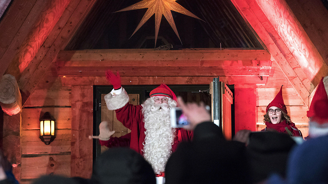הו, הו! סנטה מנופף למעריצים בפינלנד (צילום: AP) (צילום: AP)