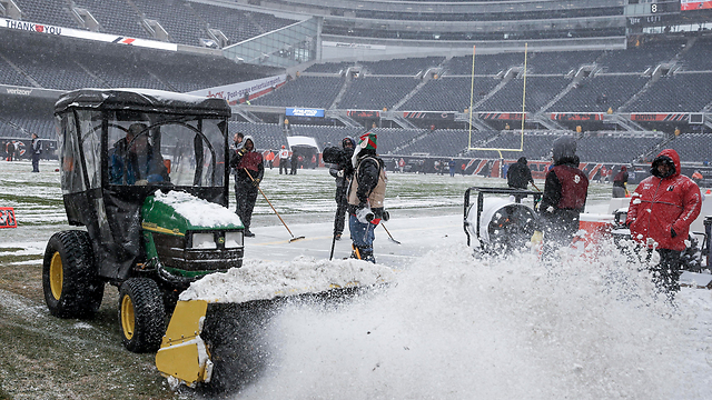 מפנים שלג מאצטדיון בשיקגו לפני משחק פוטבול. צפוי חג מולד לבן (צילום: EPA) (צילום: EPA)