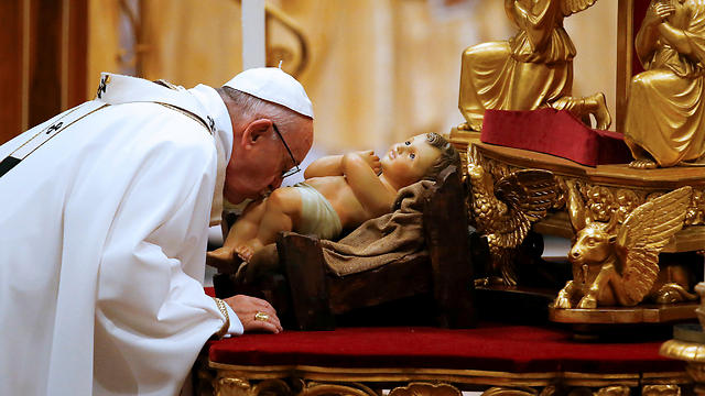 האפיפיור נושק לפסל ישו הילד במיסת חצות בוותיקן (צילום: רויטרס) (צילום: רויטרס)