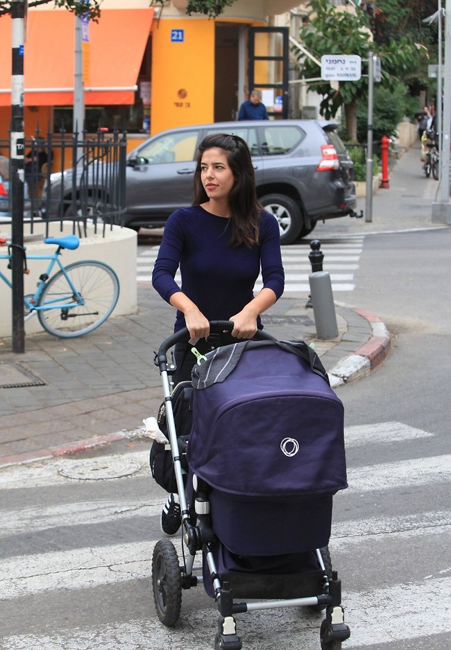 אהבנו את ההתאמה בין החולצה לצבע של העגלה. דון לני גבאי והבייבי (צילום: מוטי לבטון) אהבנו את ההתאמה בין החולצה לצבע של העגלה. דון לני גבאי והבייבי (צילום: מוטי לבטון)