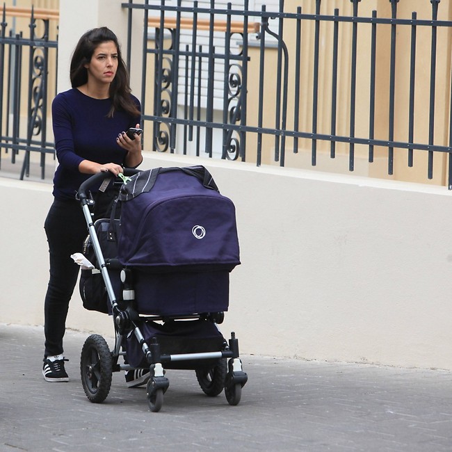 היי מאמא. דון לני גבאי והבייבי יוצאים לסיבוב בעיר (צילום: מוטי לבטון) היי מאמא. דון לני גבאי והבייבי יוצאים לסיבוב בעיר (צילום: מוטי לבטון)
