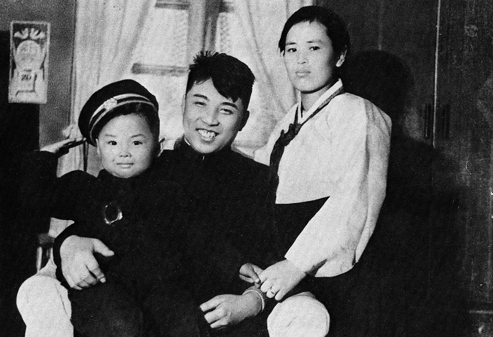 הזוג עם קים ג'ונג איל (צילום: AP) (צילום: AP)