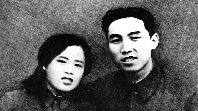קים ג'ונג סוק עם בעלה קים איל סונג (צילום: AP) (צילום: AP)