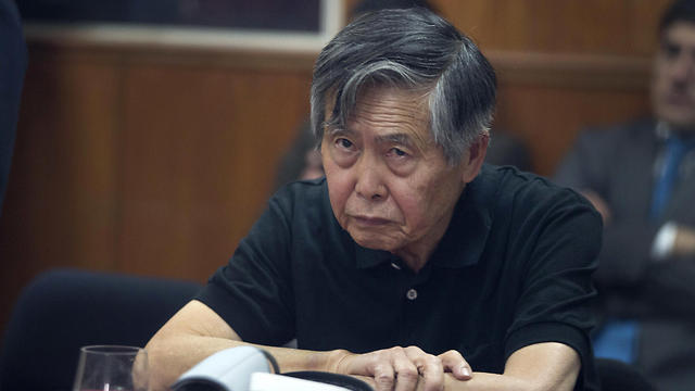 היה נשאר בכלא עד גיל 93 אם לא היה מקבל חנינה. אלברטו פוג'ימורי (צילום: AP) (צילום: AP)
