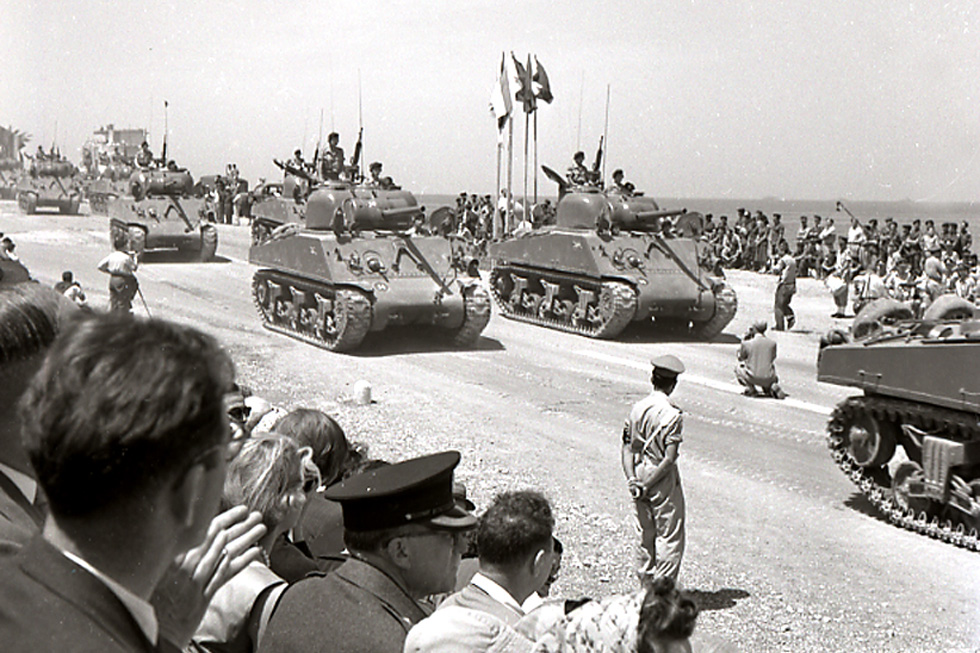 מצעד צה"ל בחיפה, יום העצמאות השמיני, 1956. "ממש גדלתי לתוך הדבר הזה" (צילום: ארכיון יונה ואיתמר חצור)