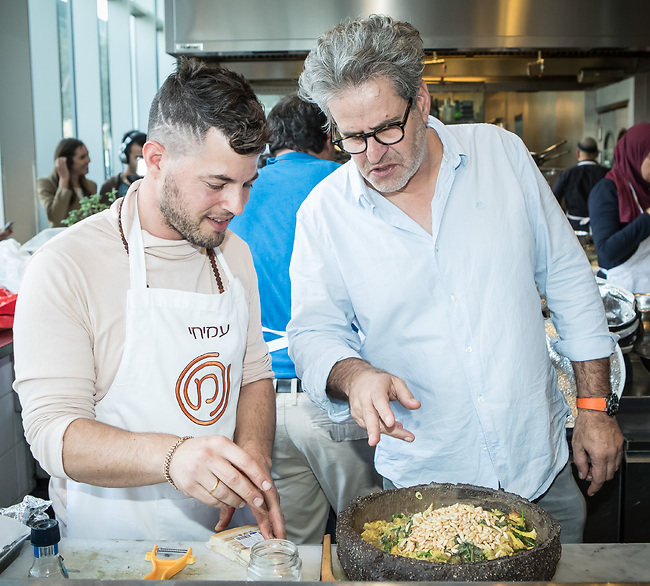 "מנה יפה, היא יודעת לסדר את התלתל?" אייל שני ועמיחי שרפשטיין (צילום: עודד קרני)