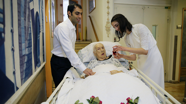 יעל ואלעד ליד מיטתה של הסבתא ביאטריס: "הייתה בחתונה - כמו שרצתה" (צילום: אלכס קולומויסקי ) (צילום: אלכס קולומויסקי )