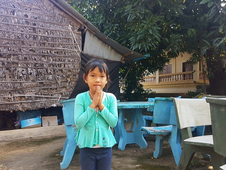 חובה לצלם: ילדה קמבודית באחד הכפרים (צילום: אלכסנדרה לוקש)