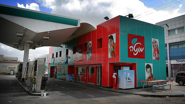 Gas station convenience stores may also be closed by order of the law (Photo: Avi Moalem)