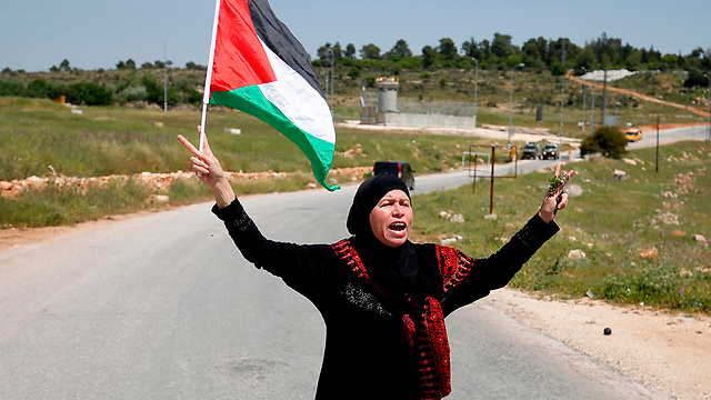 האם נרימאן בהפגנה  (צילום: AFP) (צילום: AFP)