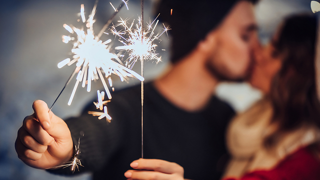 בלי מזל רע ובלי שיניים. נשיקת שנה חדשה טובה שתהיה לכם (צילום: Shutterstock) (צילום: Shutterstock)