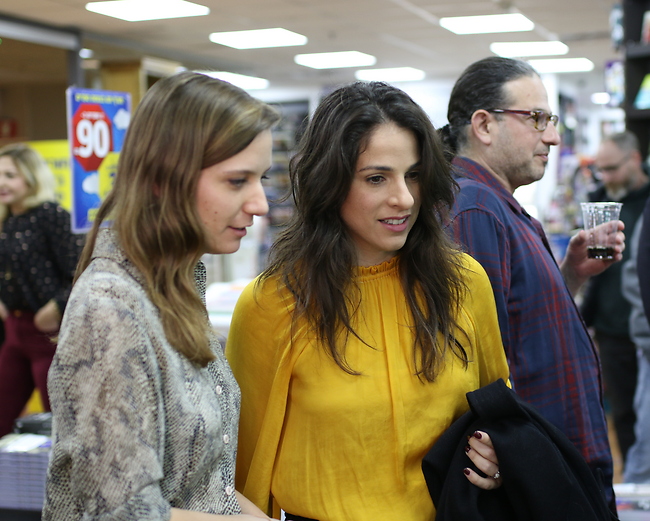 בכיף שלהן. ברדה ומגל (ורד פרקש) בכיף שלהן. ברדה ומגל (ורד פרקש)