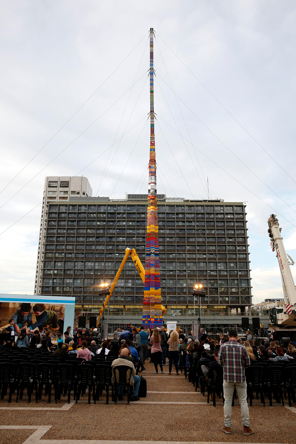 בגובה 36 מטרים: "מגדל עומר" בכיכר רבין (צילום: EPA) (צילום: EPA)