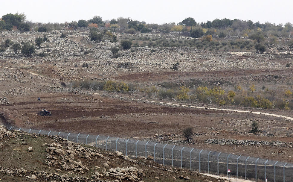 הגבול בין ישראל לסוריה ברמת הגולן. ייתכן פיגוע ליד הגדר (צילום: EPA) (צילום: EPA)