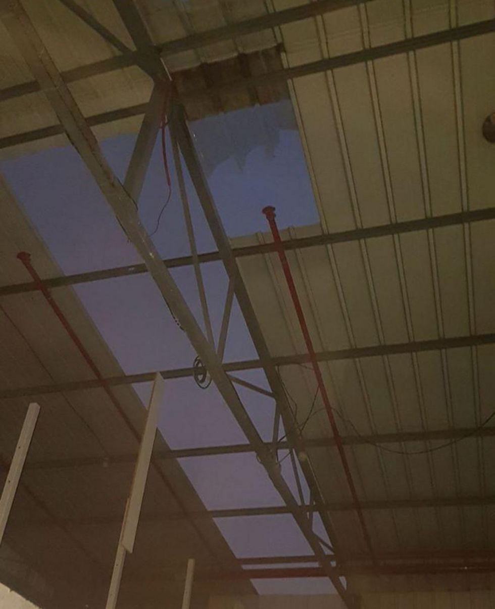 הגג שקרס (צילום: דוברות כבאות והצלה פתח תקוה) (צילום: דוברות כבאות והצלה פתח תקוה)